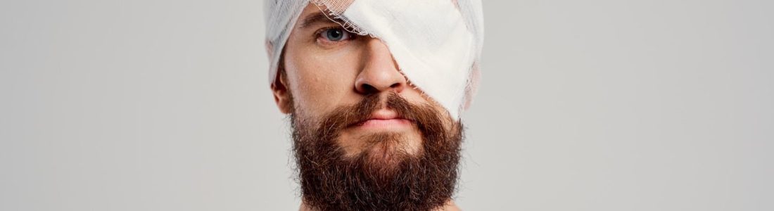 Жертва медицинской халатности с повязками на голове и лице